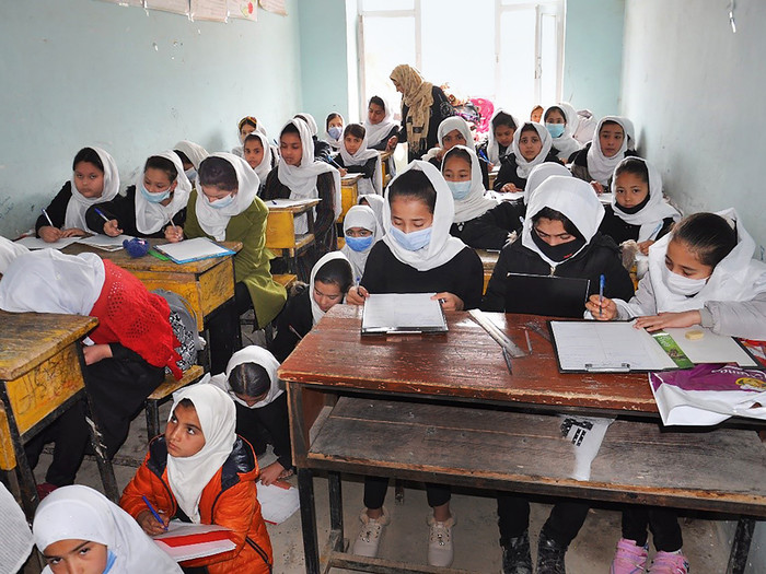 Noch hält das marode Schulgebäude in Masar-i-Scharif: Für den Neubau braucht es Spenden