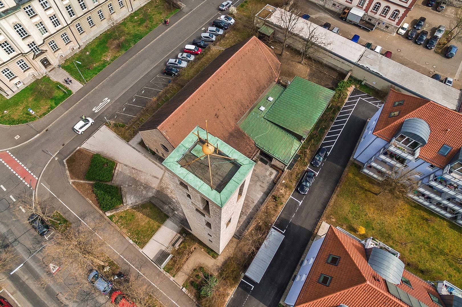 Luftaufnahme der Martin-Luther-Kirche in Würzburg.