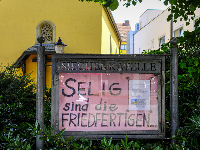 Aushang in einem Schaukasten vor der Siechenkapelle im Stadtteil Rüttenscheid am Vortag des AFD-Bundesparteitags 2024 und der angekündigten Gegendemonstrationen in Essen