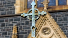 Anglikanische Kirche in England mit Kreuz