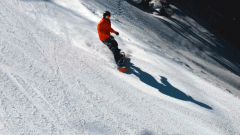 Snowboarder auf der Skipiste am Götschen in Bischofswiesen (Berchtesgadener Land)