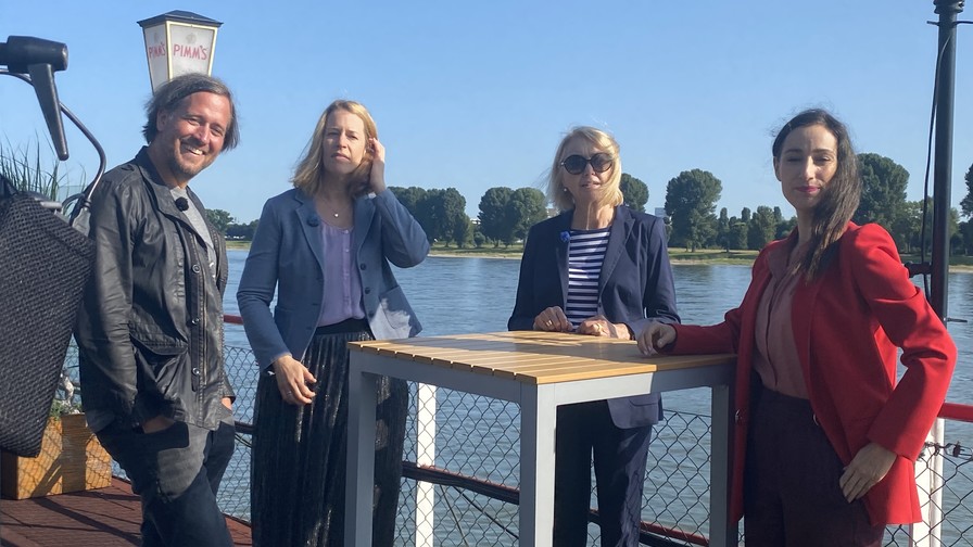 Kindermedienpreisträger Markus Tomsche, Britta de Matteis und Renate Bleichenbach mit Moderatorin Vivian Perkovic