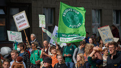 Unterstützerinnen der Klimaschutzbewegung "Fridays for Future" demonstrieren 