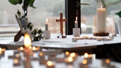Andachtsraum der IGS Wunstorf  mit Kerzen auf dem Tisch