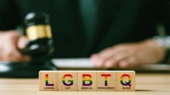 Richterhammer hinter LGBTQ Symbolen in Regenbogenfarben