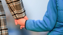 Mutter hält die Hand ihres Kindes (Symbolbild) 