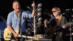 Bruce Springsteen und Trey Anastasio mit Instrumenten auf der Bühne