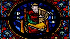 Kirchenfenster mit König David und Harfe