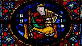 Kirchenfenster mit König David und Harfe