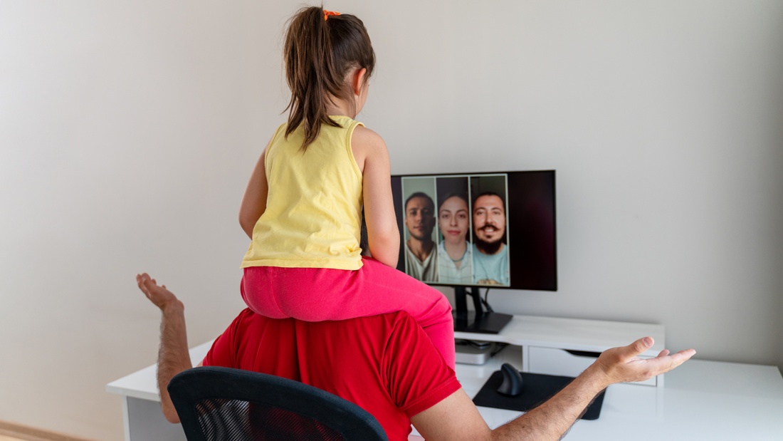 Vater mit Tochter auf den Schultern im Online-Meeting
