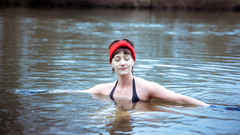 Die Fürtherin Elli Kolb praktiziert das Eisbaden in der eisigen Pegnitz.