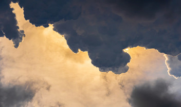 Dunkel und heller Himmel vom Buchcover