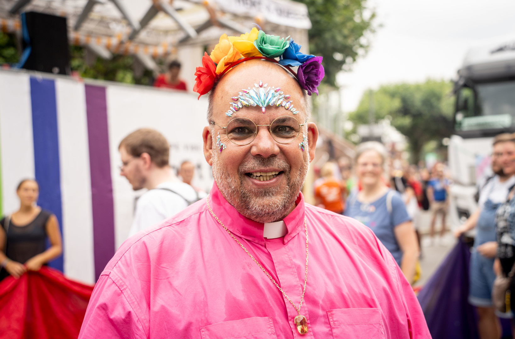 Pfarrer Nulf Schade-James auf dem CSD in Frankfurt 2023