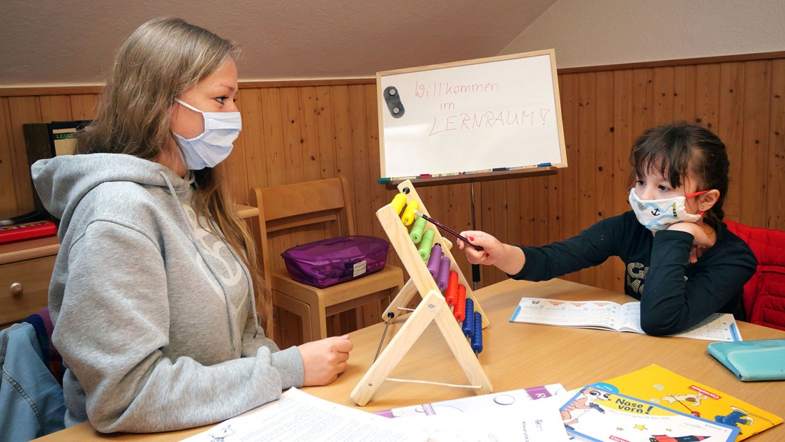 Ehrenamtliche Mitarbeiter der evangelischen Paul-Gerhardt-Gemeinde haben Hausaufgabenhilfe in "Lernraum" entwickelt.