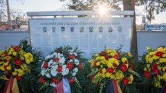 Gedenken mit Kränzen am fünften Jahrestag des Anschlags in Hanau an den Gräbern der auf dem Hanauer Hauptfriedhof bestatteten Opfer.