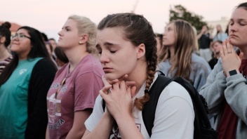 betende junge Frauen 