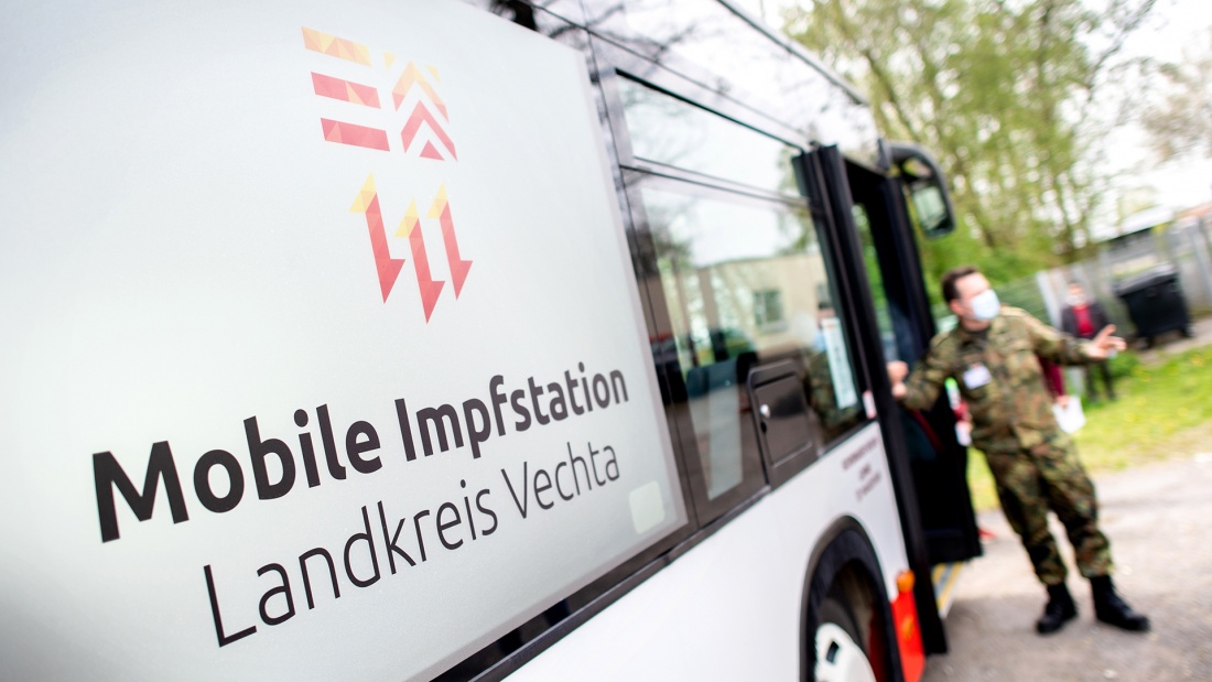 Eine "Mobile Impfstation" im Impfbus steht im Landkreises Vechta