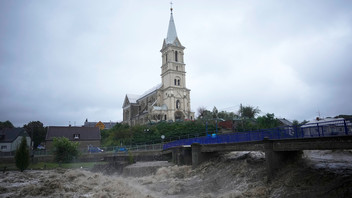 Der vom Hochwasser aufgewühlte Fluss Bela rauscht an einer Kirche in Tschechien in Nickelsdorf vorbei.