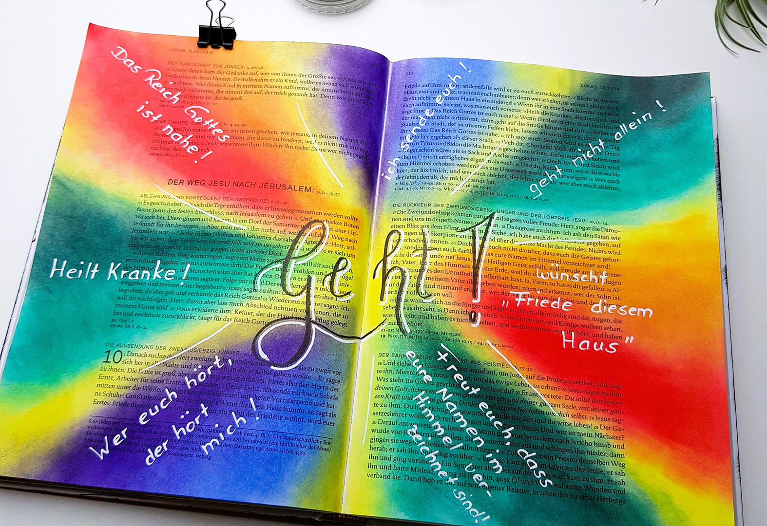 Bible Art Journaling mit Regenbogen Seite