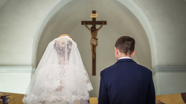 Brautpaar vor dem Altar