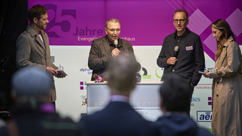 Moderator Georg Bruder, Tobias Glawion, Frank Zeithammer und Moderatorin Kira Geiss (v.l.n.r.) bei der Jubiläumsfeier des Ev. Medienhauses Stuttgart.