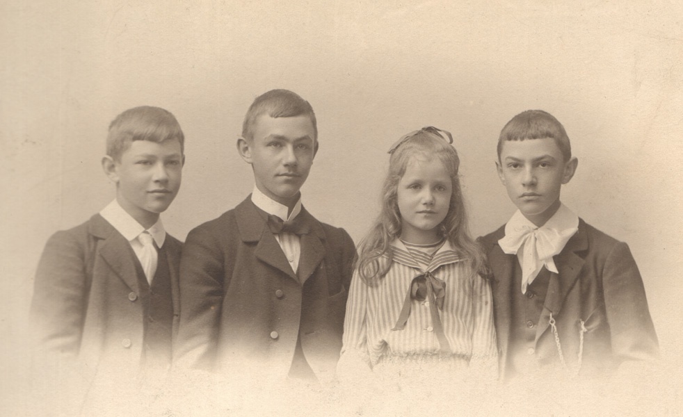Mit den drei Geschwistern Peter, Gertrud und Heinrich, ca. 1902 