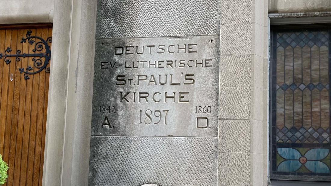 Der Name Deutsche Evangelisch-Lutherische St. Pauls Kirche steht am Eingang eines Kirchengebäudes.