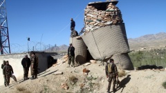 Sicherheitspersonal in der Nähe des Bezirkszentrums von Chwadscha Omari in Ghasni in Afghanistan.