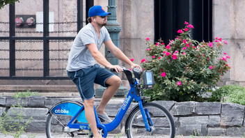 Werbespots fürs Radfahren? Das wäre konsequent von Leonardo DiCaprio. Eine gute Figur gibt er auf jeden Fall ab!