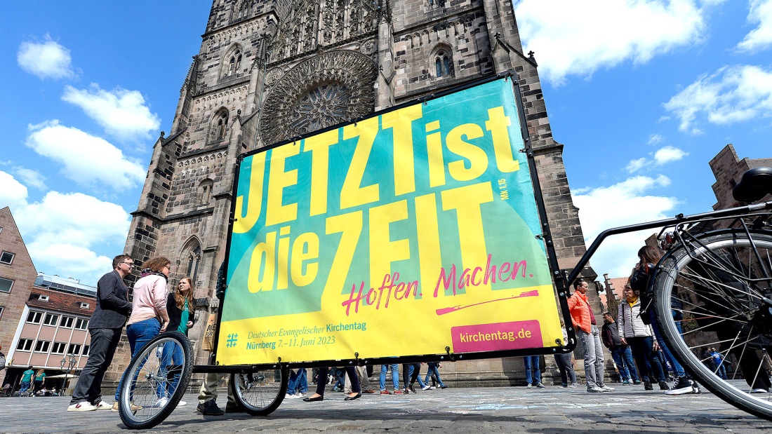 Plakat vor Nürnberger Lorenzkirche 