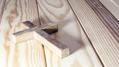 Holzkreuz auf Holztisch
