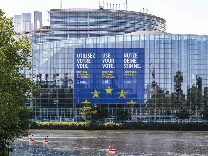 UTILISEZ VOTRE VOIX-USE YOUR VOTE- NUTZE DEINE STIMME. Transparent an der Außenfassade des Europaparlaments in Straßburg vor der Europawahl im Juni