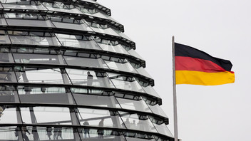 Reichstagskuppel mit Deutschland Fahne