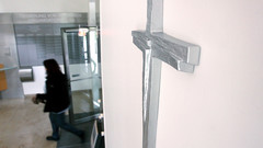 Dienstgebäudes der Regierung von Schwaben in Augsburg mit schlichtem silberfarbene Kreuz 