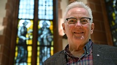 Pfarrer Jeffrey Myers vor einem Fenster der Alten Nicolaikirche Frankfurt am Main