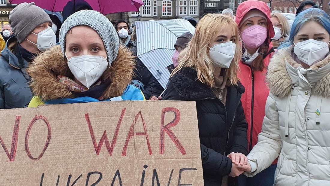 Menschen mit Maske demonstrieren in der Bremer Innenstadt gegen den Ukraine-Krieg.
