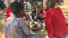 Mittagessen in einer Schule in Rafa im Süden von Niger 