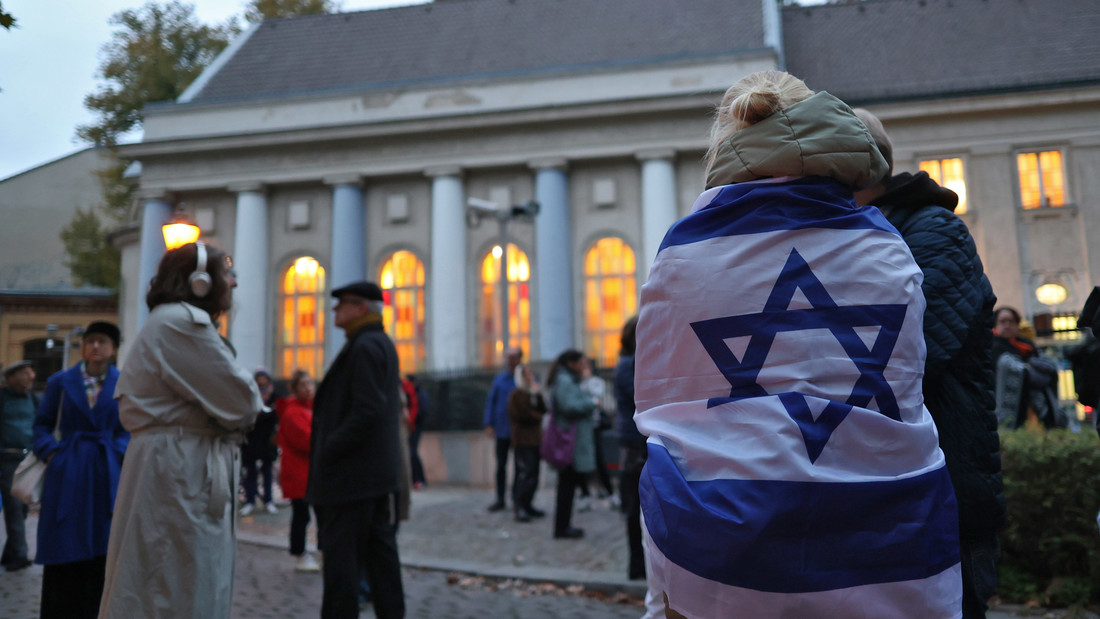 Teilnehmende einer Mahnwache zum Schutz jüdischen Lebens vor der Synagoge am Fraenkelufer in Berlin