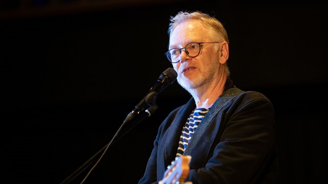 Uwe Birnstein mit Gitarre