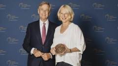 ZDF-Journalistin Katrin Eigendorf erhält den Sonderpreis von Laudator Claus Kleber