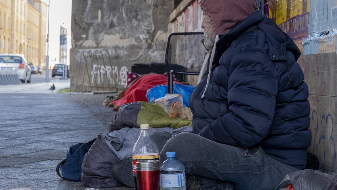 Obdachloser am 23.03.2020 am S-Bahnhof Alexanderplatz in Berlin