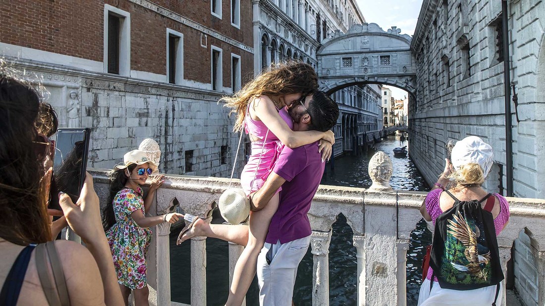 Paar vor der Seufzerbrücke in Venedig