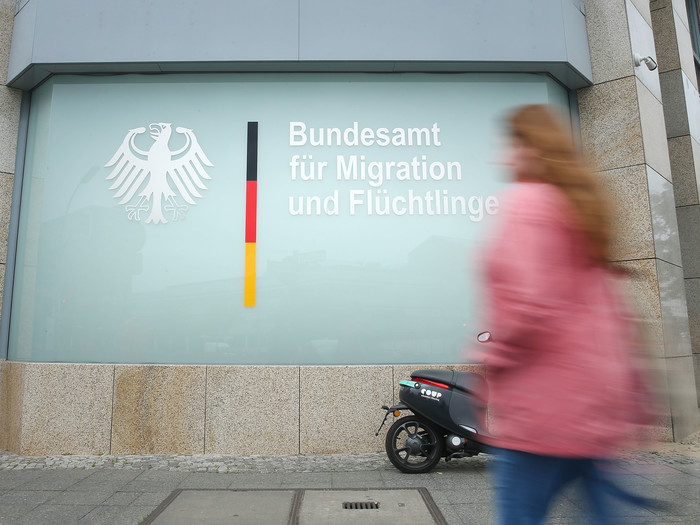 Eine Frau geht in Berlin am Berliner Büro des Bundesamts für Migration und Flüchtlinge (BAMF) vorbei