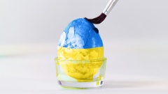 Osterei in Ukraine-Farben: Blau-Gelb