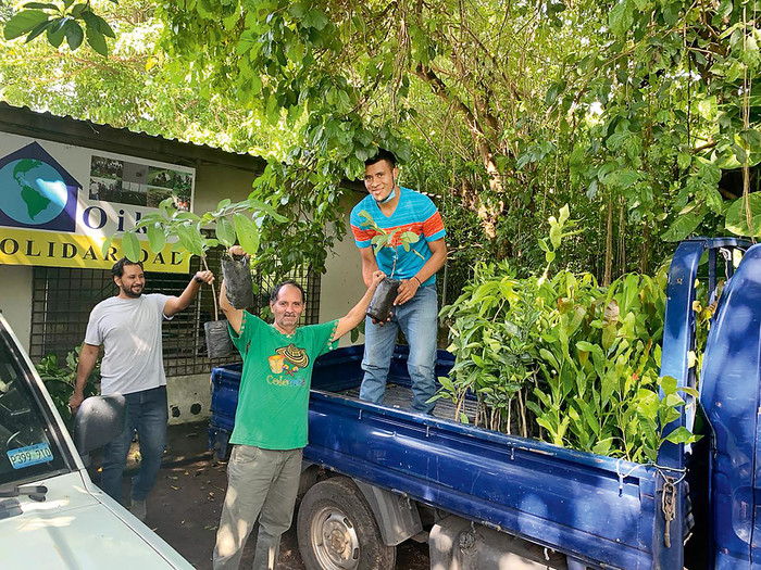 José Guillermo Rivera Cruz, 61 Jahre, steht mit zwei jüngeren Männern an einem Pickup, der Pflanzen geladen hat. Die drei lächeln. Herr Cruz arbeitet seit 22 Jahren für die NGO Oikos Sodaridad und ist der Autor des Textes 