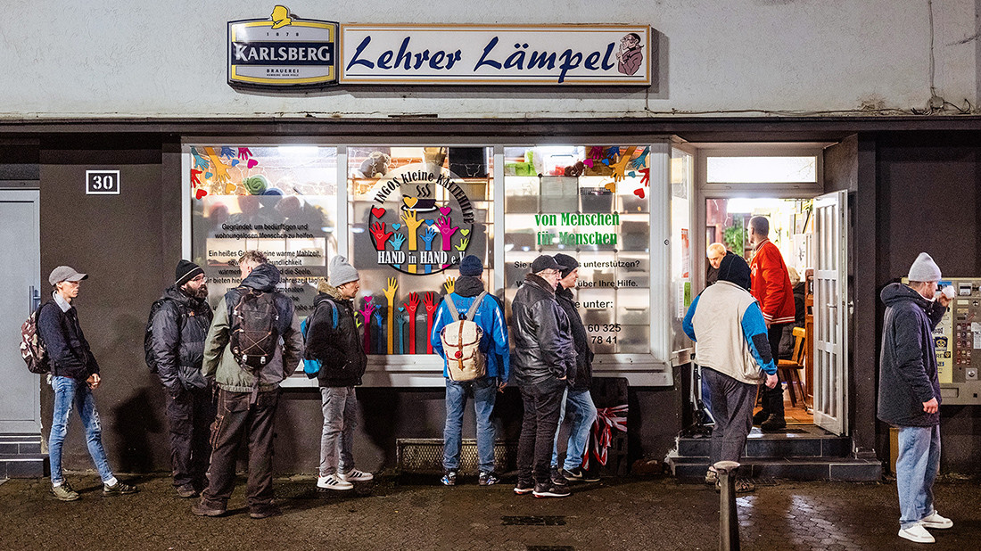 "Ingos kleine Kältehilfe" in Saarbrücken: Erst standen dort nur ein Dutzend, jetzt sind es über 60, manchmal sogar über 90 Menschen