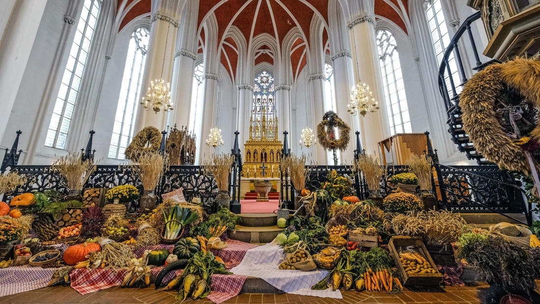 Zum Erntedankfest mit Getreidekrone, Blumen, Obst und Gemüse geschmückter Dom zu Verden