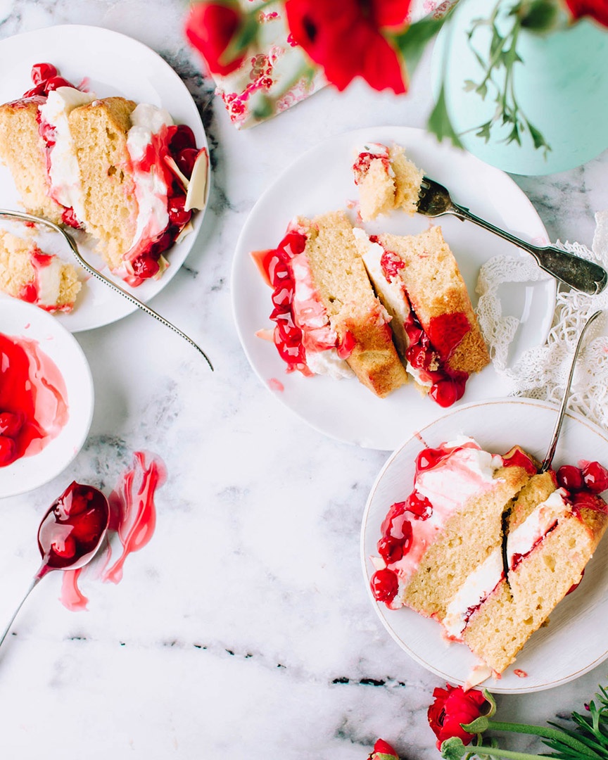 Tortenstücke mit Beeren