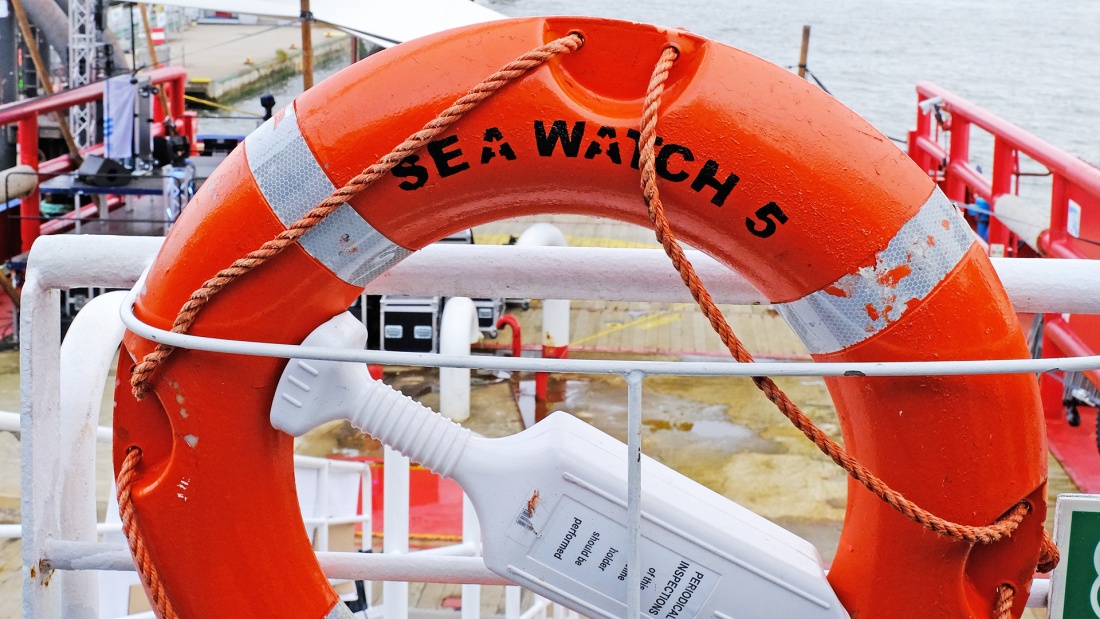 Rettungsring auf dem Achterdeck der Sea-Watch 5
