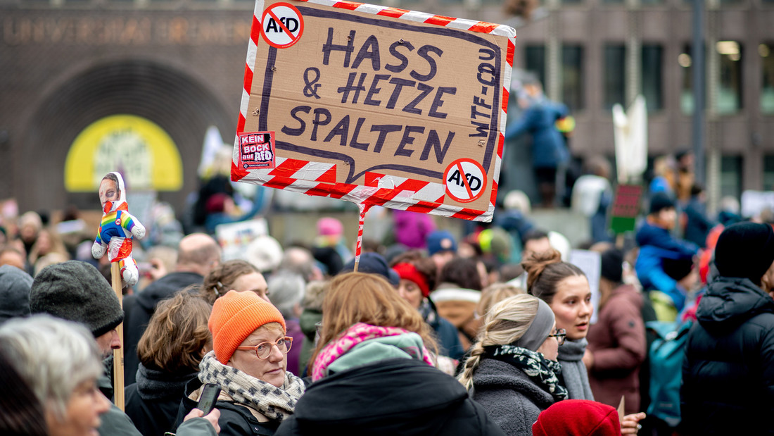 Demonstranten halten Schilder gegen rechts hoch 